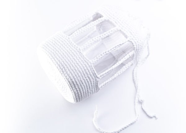 Πλεκτή χειροποίητη τσάντα λευκή με πλεκτό λουρί και διαφάνεια